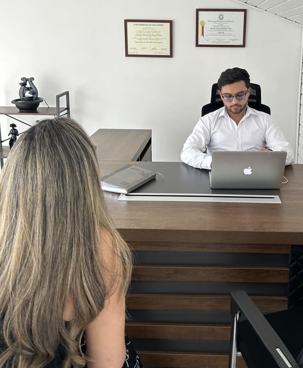 Reunión con una cliente y su abogado de confianza